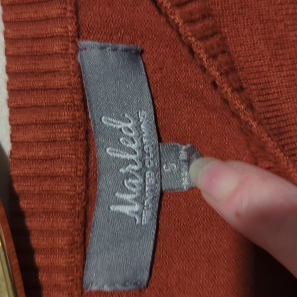 Marked‎ sweater small - Picture 2 of 9